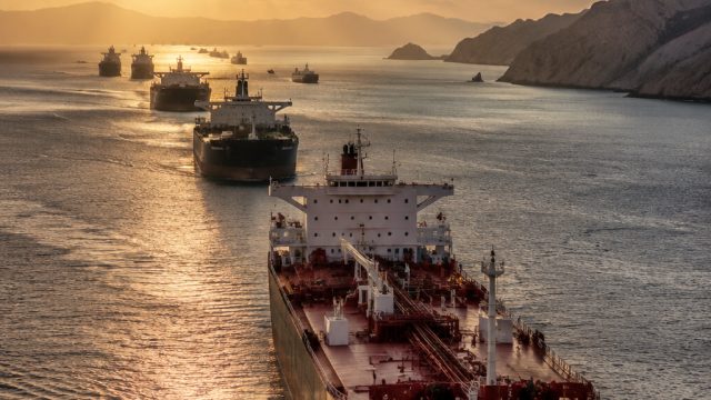 What the Recent Oil Surge Through the Strait of Hormuz Means for Global Markets | bola strike, banda