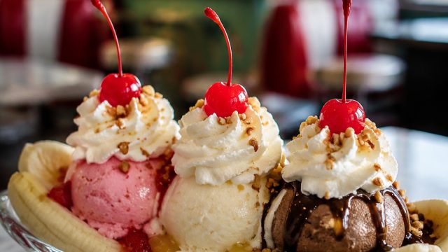 Indulge in a Refreshing Dessert: The Creamy Banana Split Delight | dunia slot138, 99qqpokerdomino
